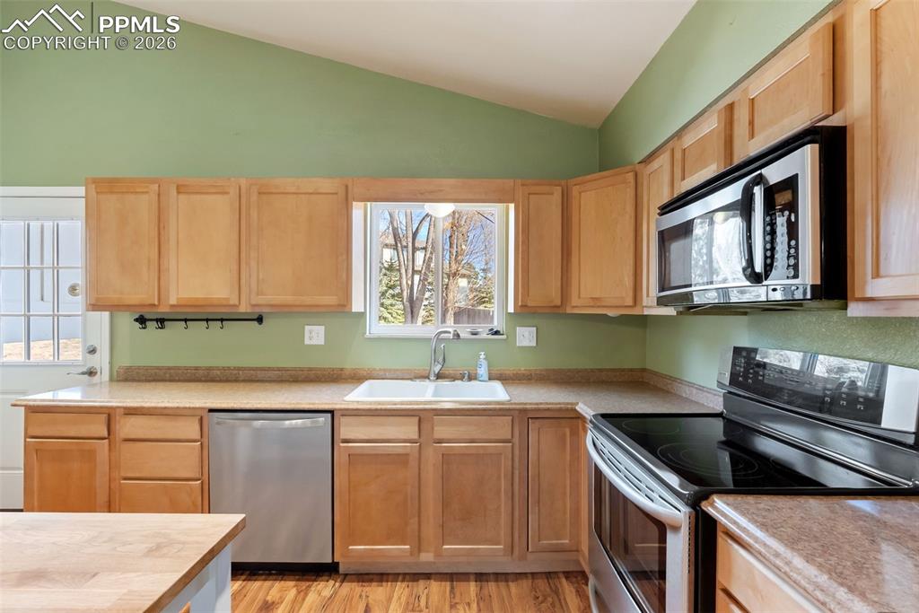 Image 21 of 50: Kitchen