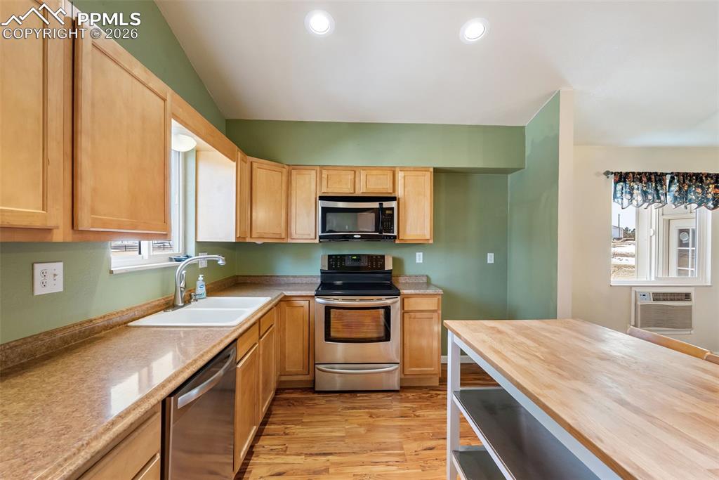 Image 22 of 50: Kitchen