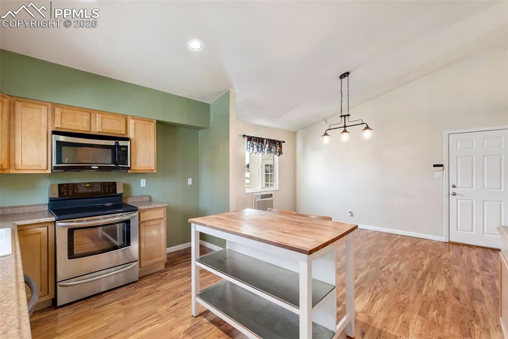 Image 23 of 50: Kitchen