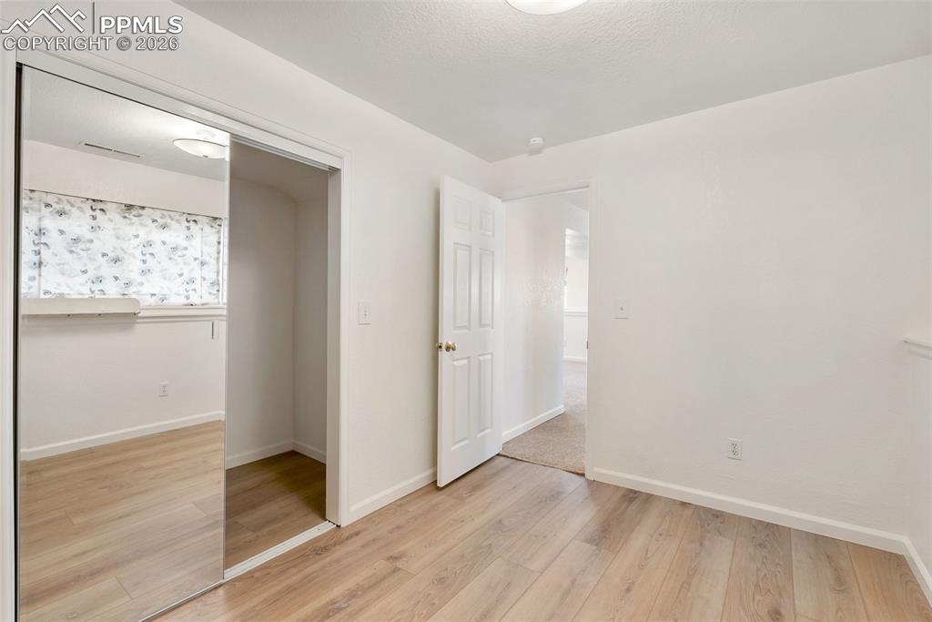 Image 28 of 50: Bedroom