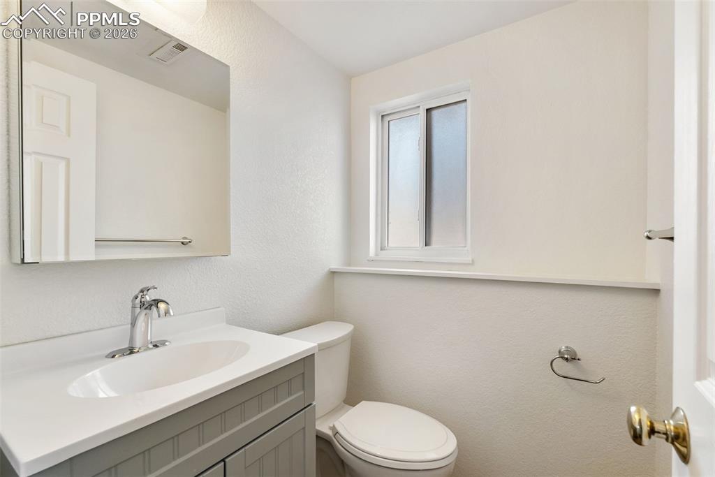 Image 29 of 50: Bathroom