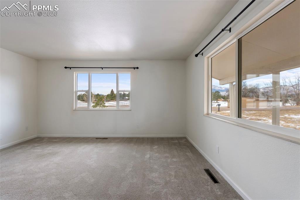 Image 8 of 50: Living Room