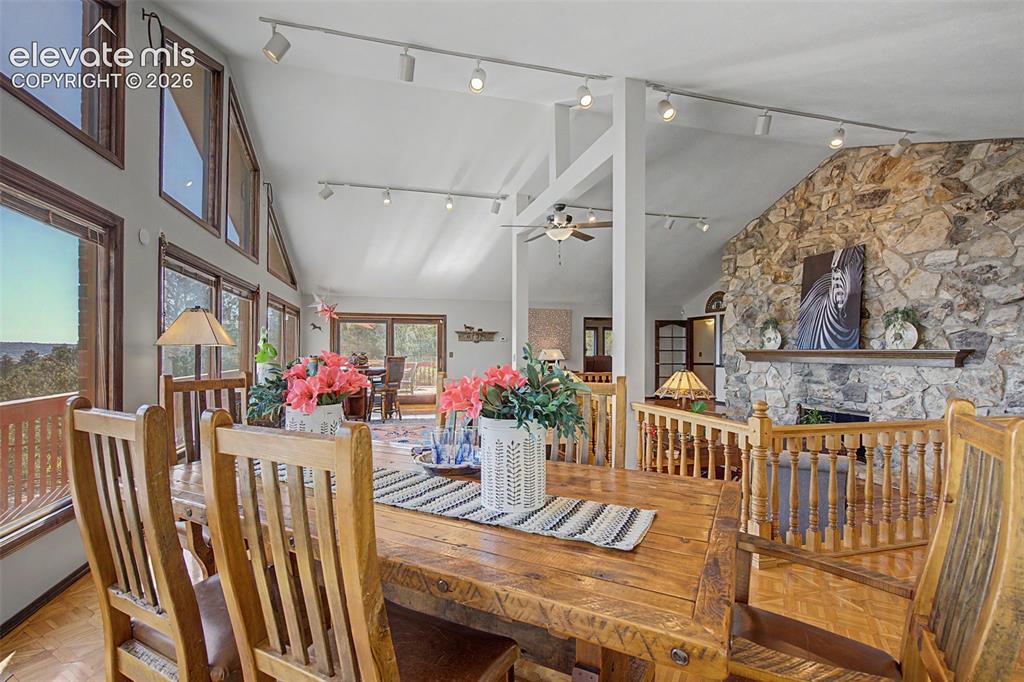 Image 14 of 50: Dining Area