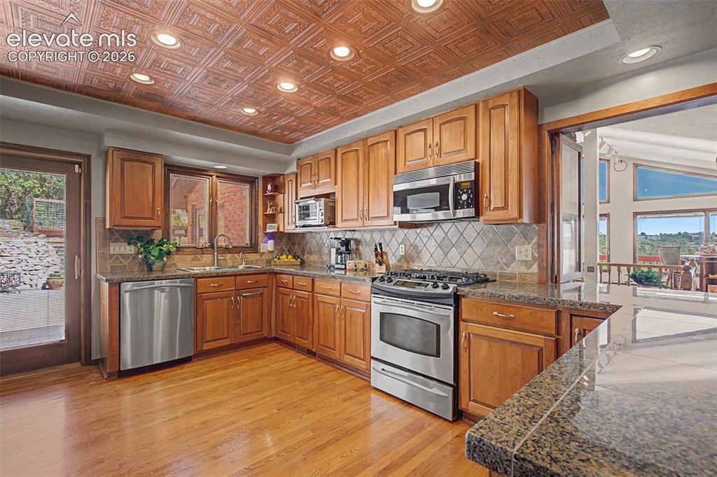 Image 17 of 50: Kitchen