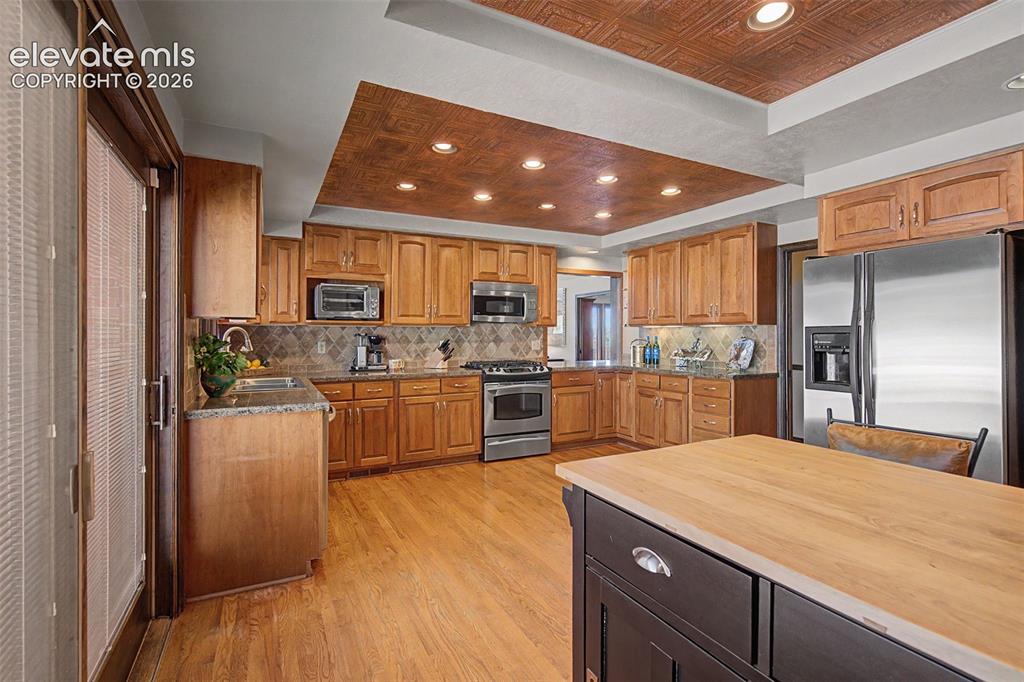 Image 19 of 50: Kitchen