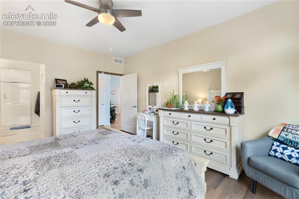 Image 13 of 25: Bedroom