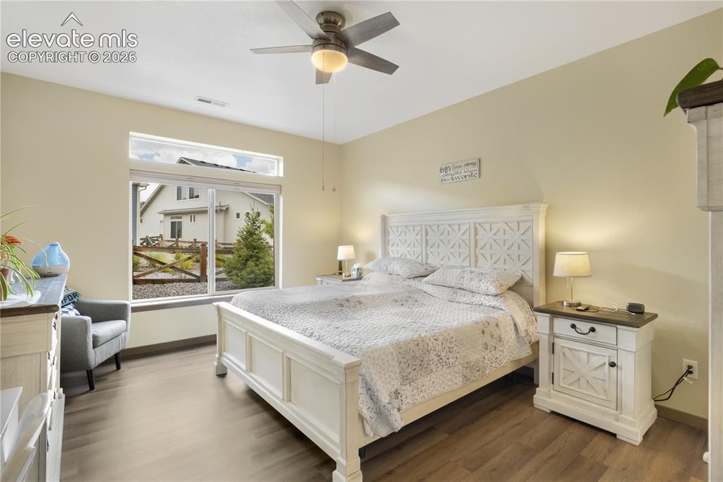 Image 14 of 25: Bedroom