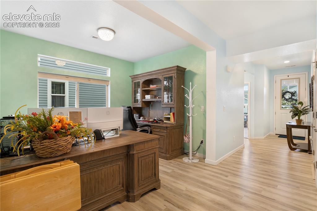 Image 19 of 25: Office