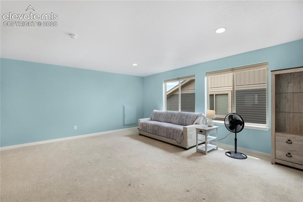 Image 22 of 25: Loft