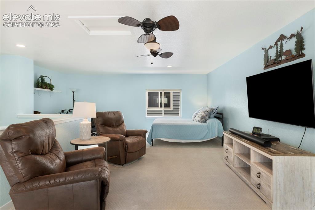 Image 7 of 25: Living Room