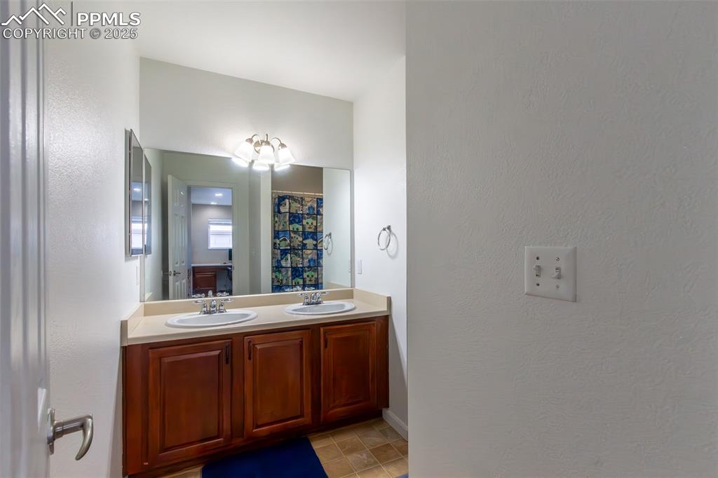 Image 24 of 37: Bathroom