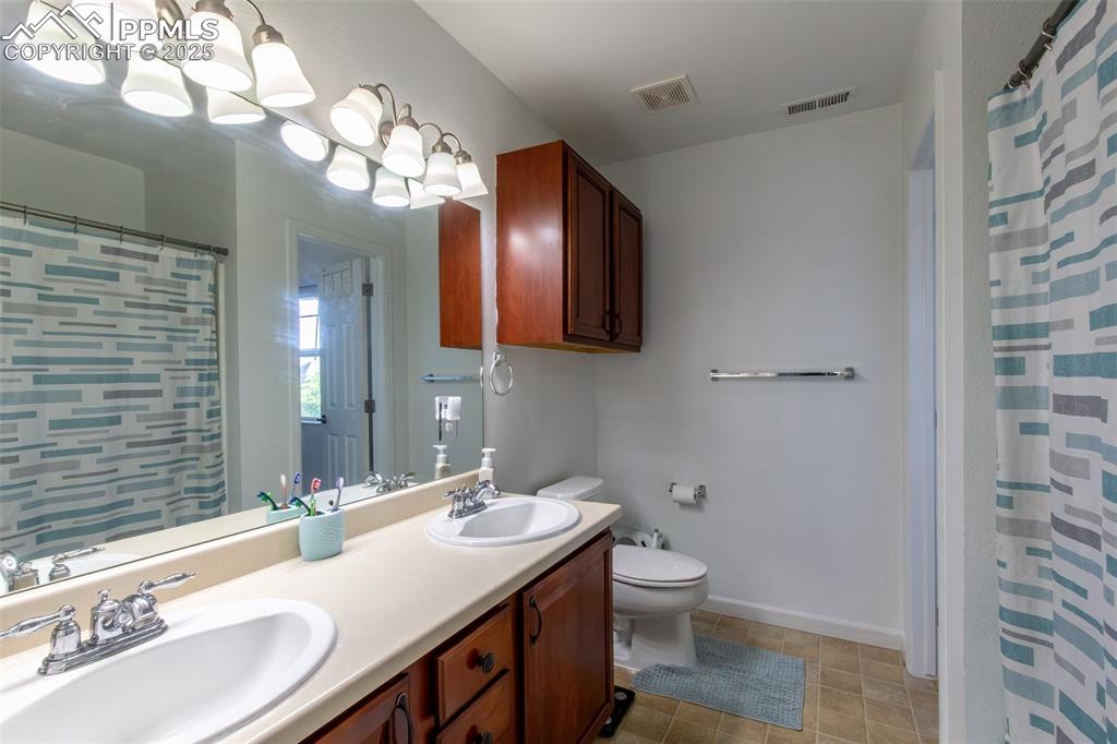 Image 30 of 37: Bathroom