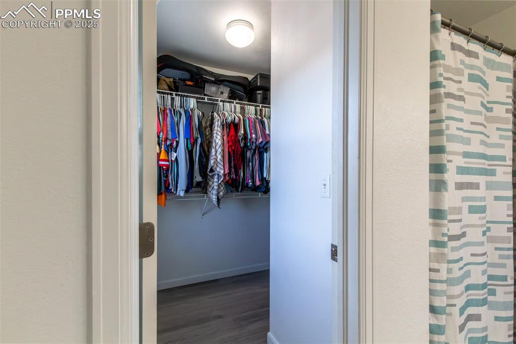 Image 31 of 37: Closet