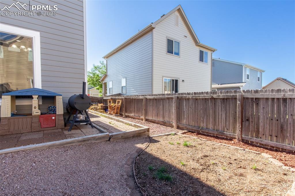 Image 35 of 37: Yard