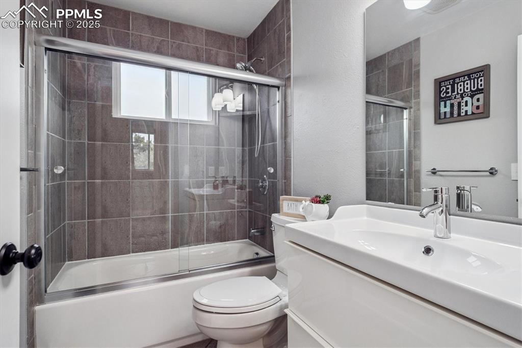 Image 13 of 28: Bathroom