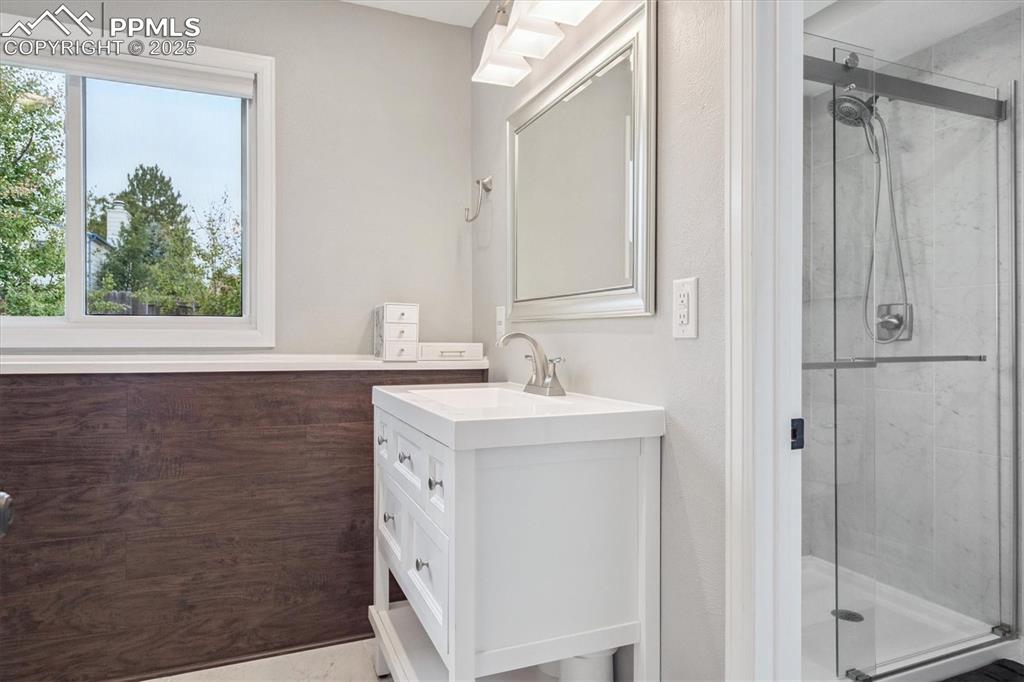 Image 17 of 28: Bathroom