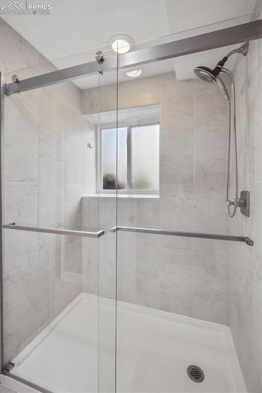 Image 19 of 28: Bathroom