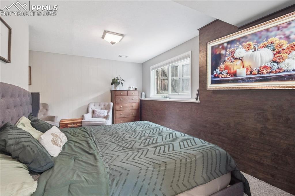 Image 20 of 28: Bedroom