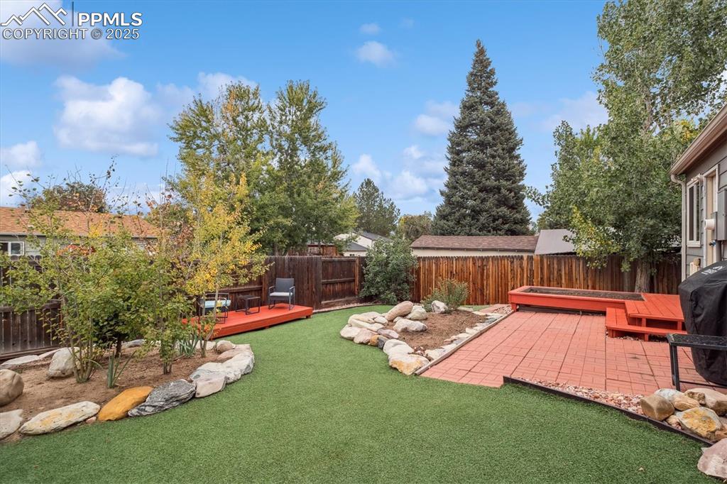 Image 22 of 28: Yard