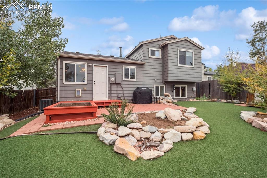 Image 23 of 28: Back of Structure