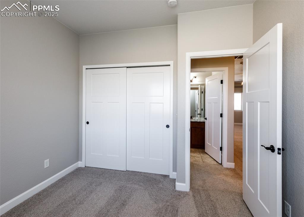 Image 22 of 27: Secondary bedroom.