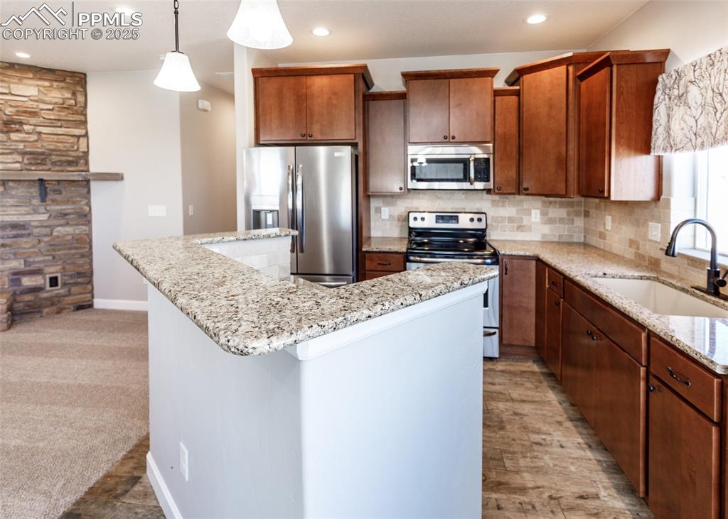 Image 8 of 27: Great kitchen with stainless appliances and granite countertops.