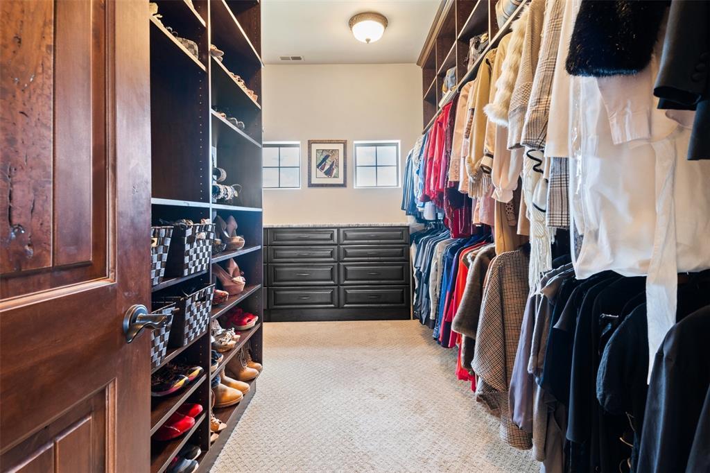 Image 29 of 50: Large Owner