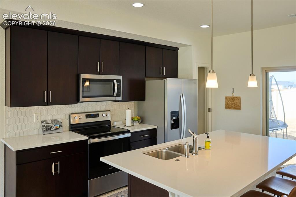 Image 10 of 50: Kitchen