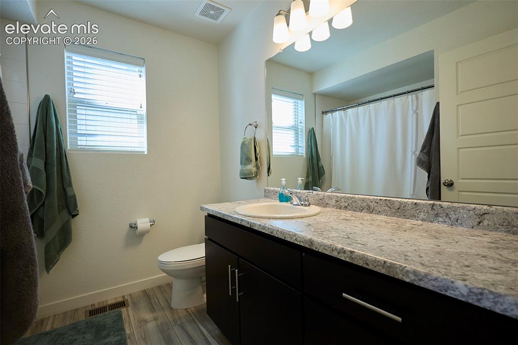 Image 30 of 50: Bathroom