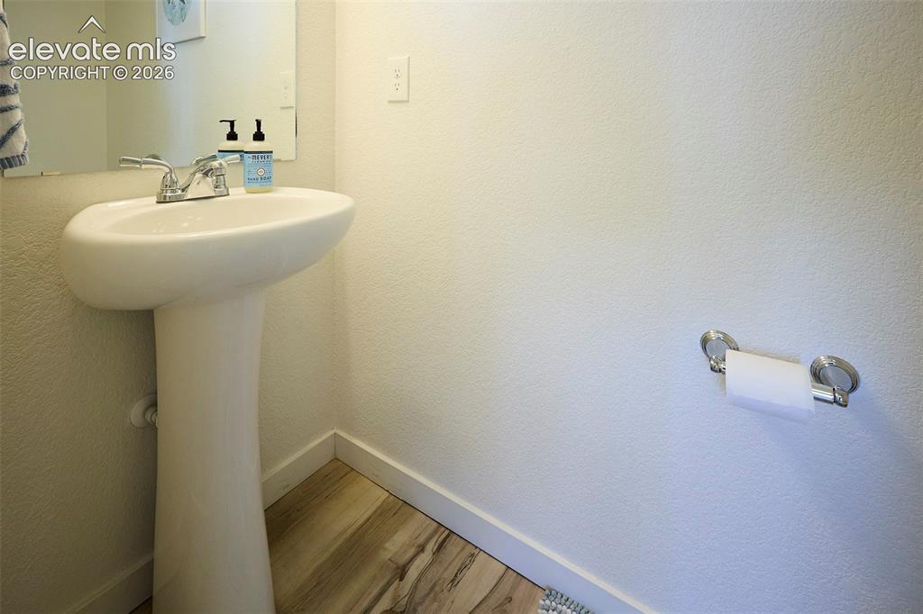 Image 5 of 50: Bathroom