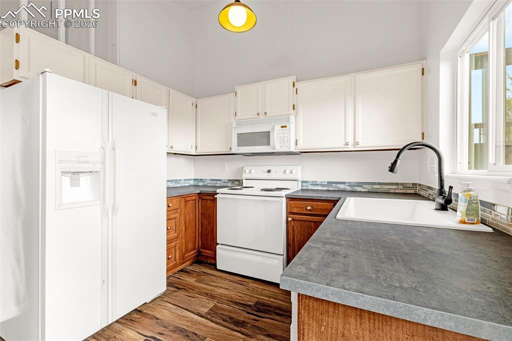 Image 10 of 29: Kitchen