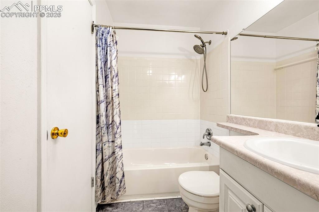 Image 16 of 29: Bathroom