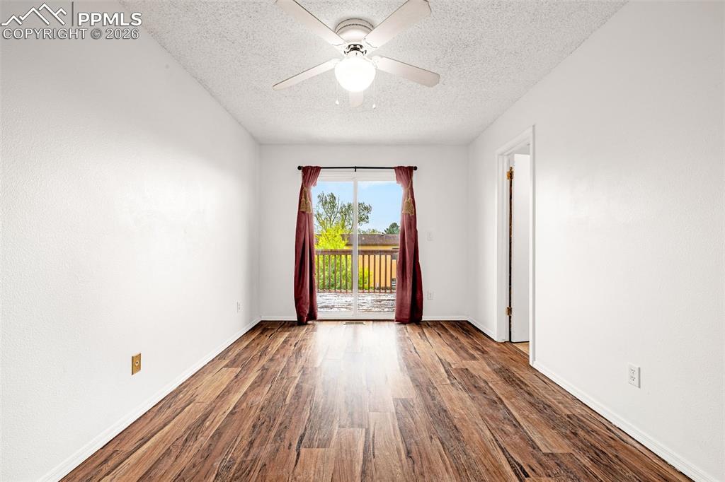 Image 18 of 29: Bedroom