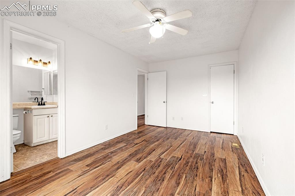 Image 19 of 29: Bedroom