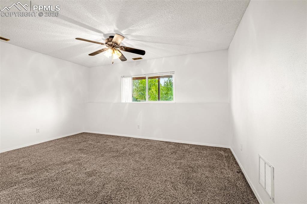 Image 23 of 29: Bedroom