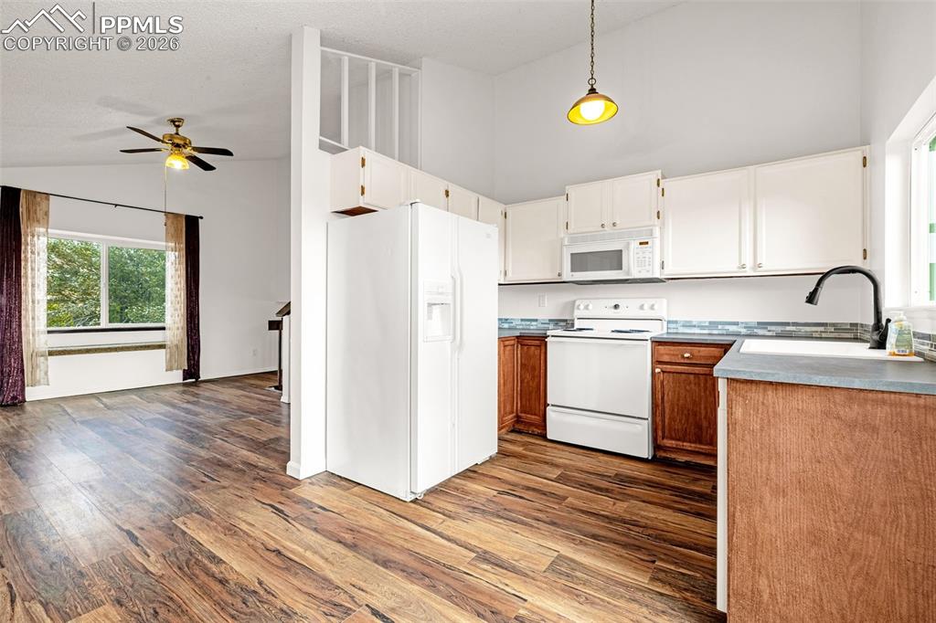 Image 9 of 29: Kitchen