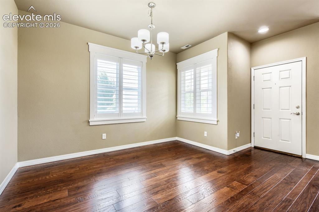 Image 11 of 31: Dining Area