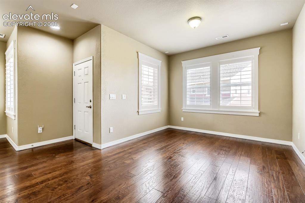 Image 5 of 31: Dining Area