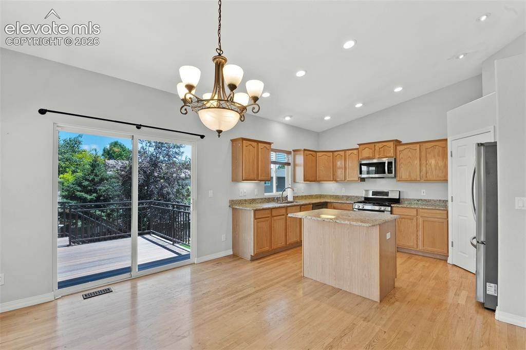 Image 19 of 50: Kitchen