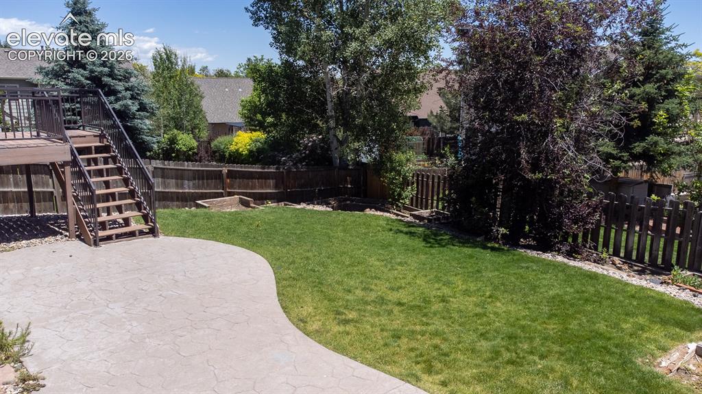 Image 45 of 50: Yard