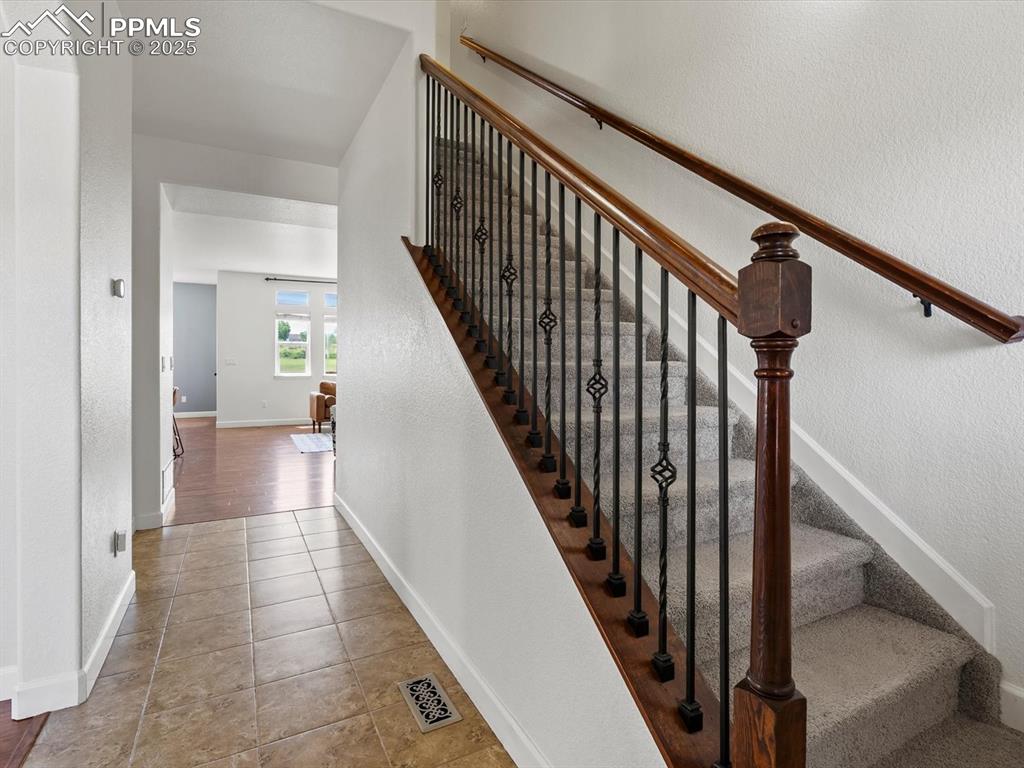 Image 10 of 50: Front entry way