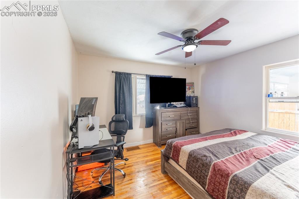 Image 11 of 25: Bedroom