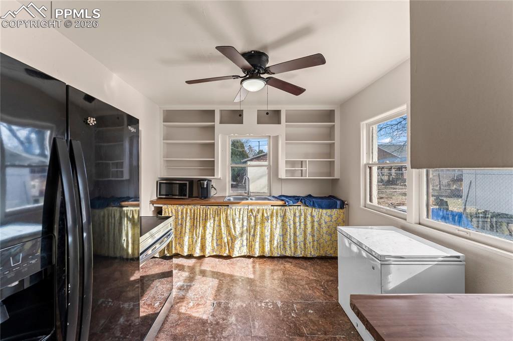 Image 12 of 25: Kitchen