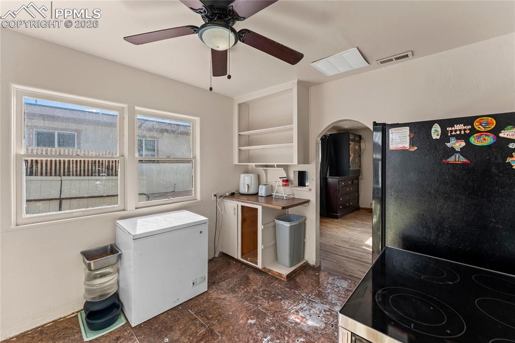 Image 13 of 25: Kitchen