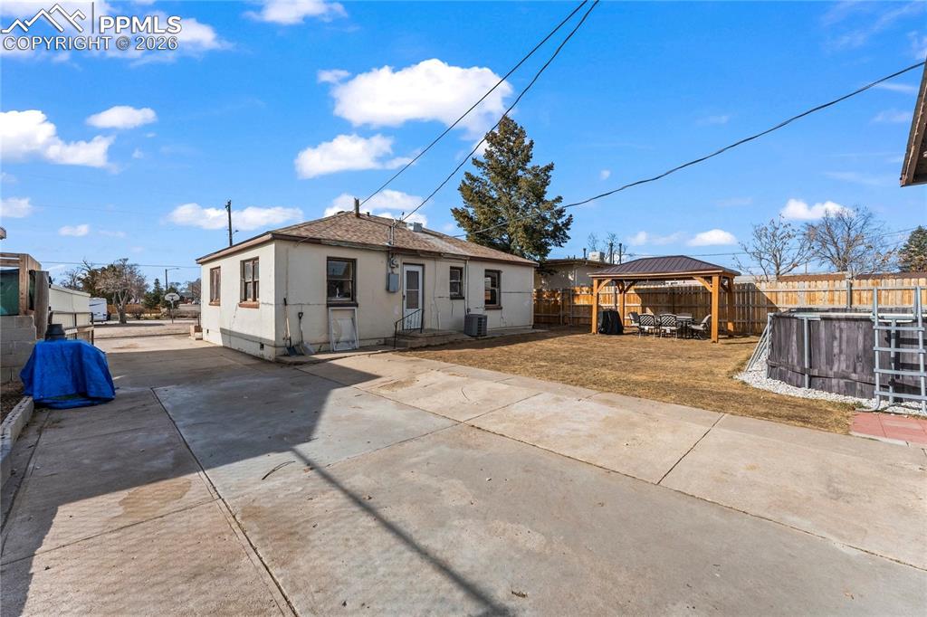 Image 19 of 25: Back of Structure