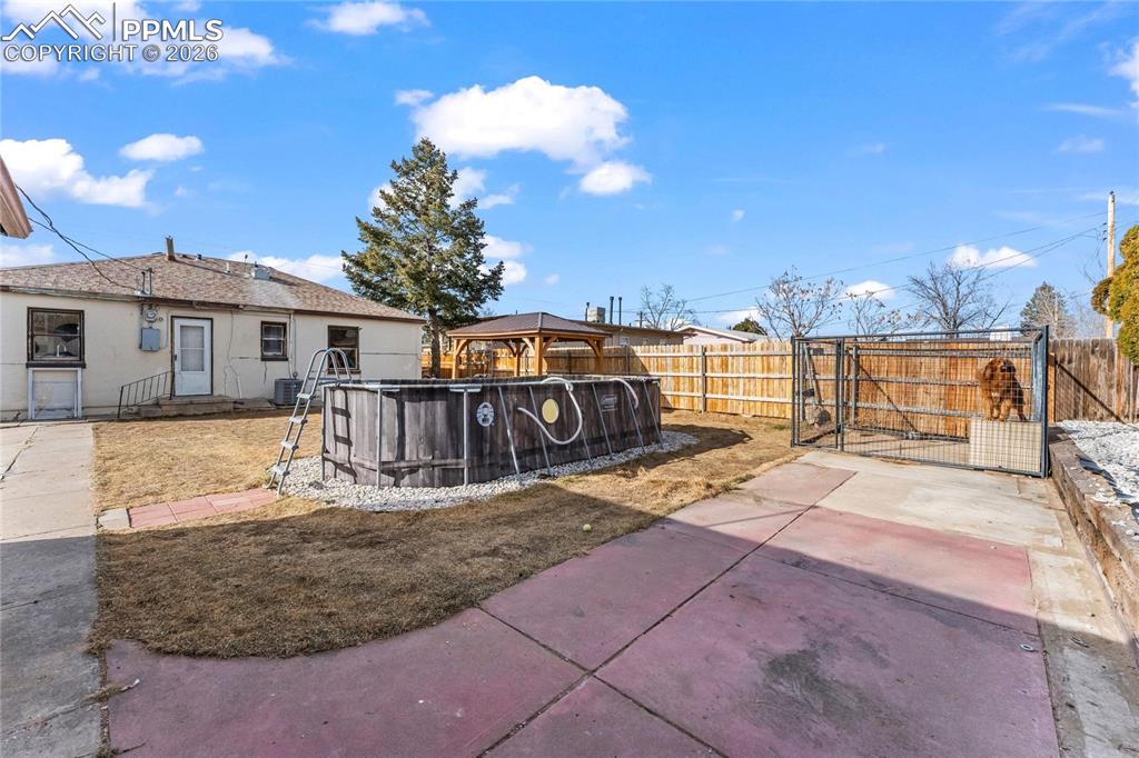 Image 21 of 25: Yard