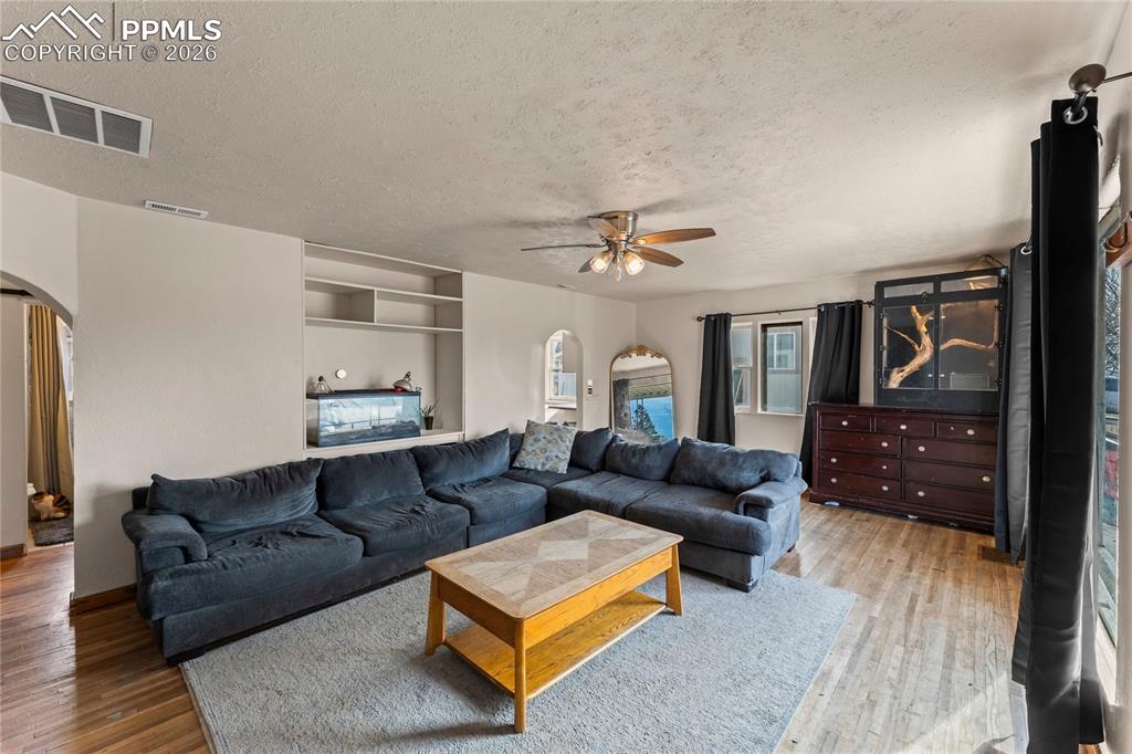 Image 4 of 25: Living Room