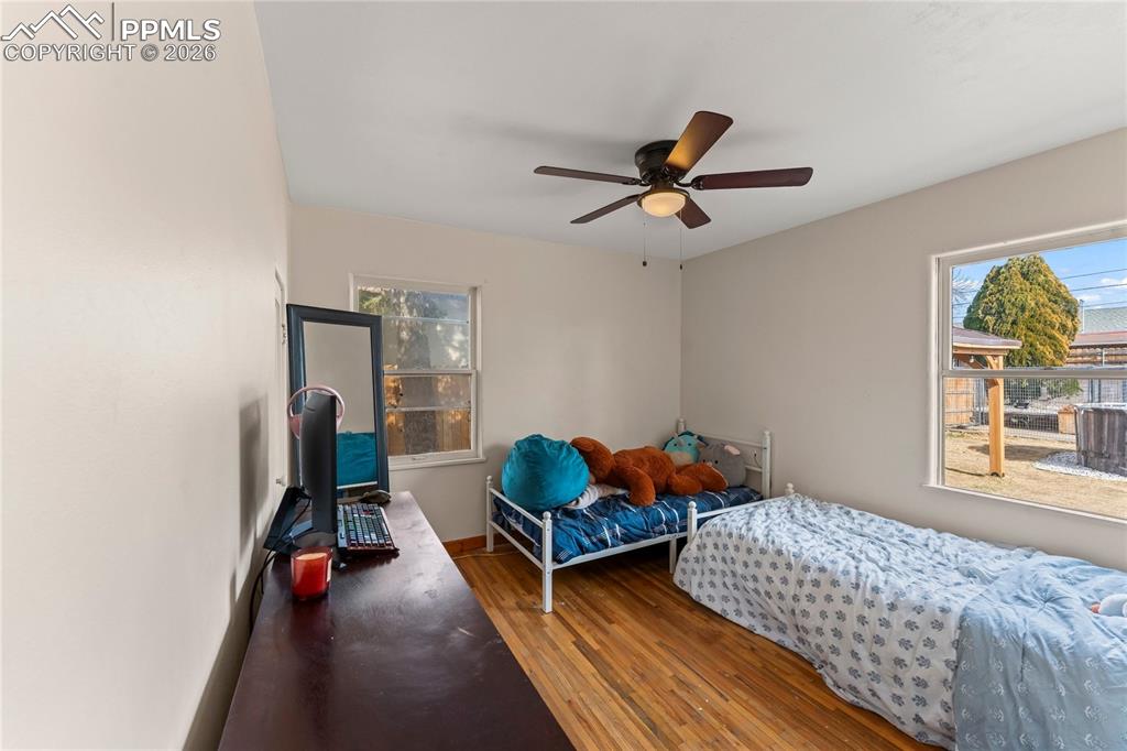 Image 7 of 25: Bedroom