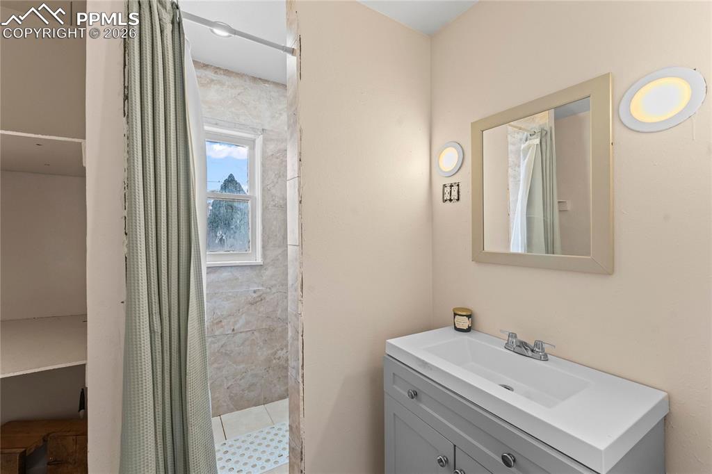 Image 9 of 25: Bathroom