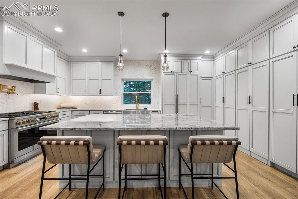 Image 13 of 50: Kitchen